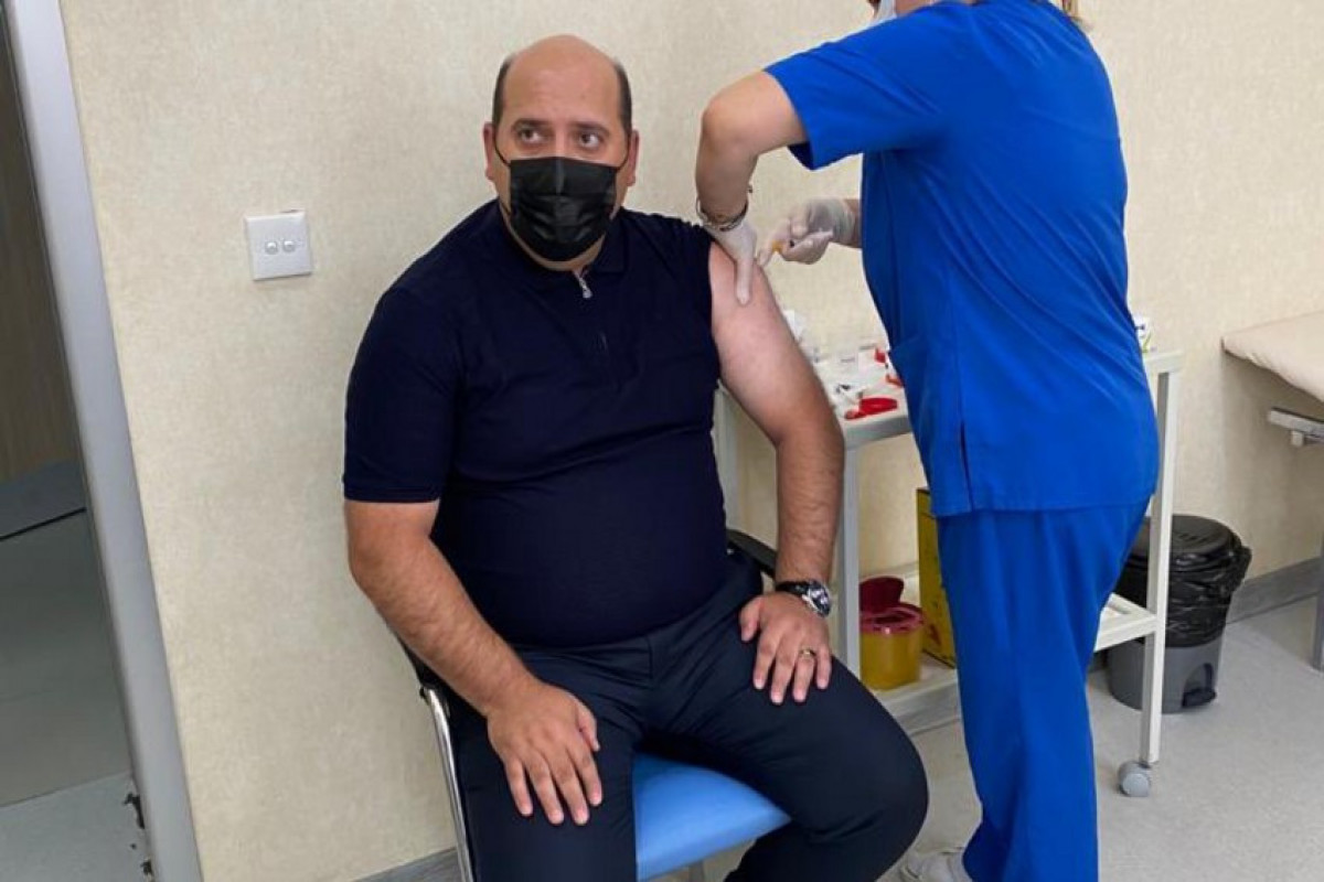 Спецпредставитель президента Азербайджана привился бустерной дозой вакцины от COVID-19