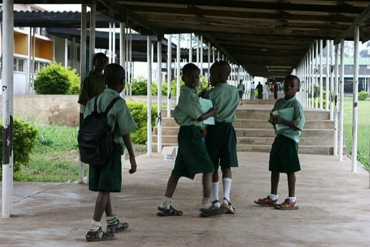 В Нигерии похитили из школы более ста учеников и десятки учителей