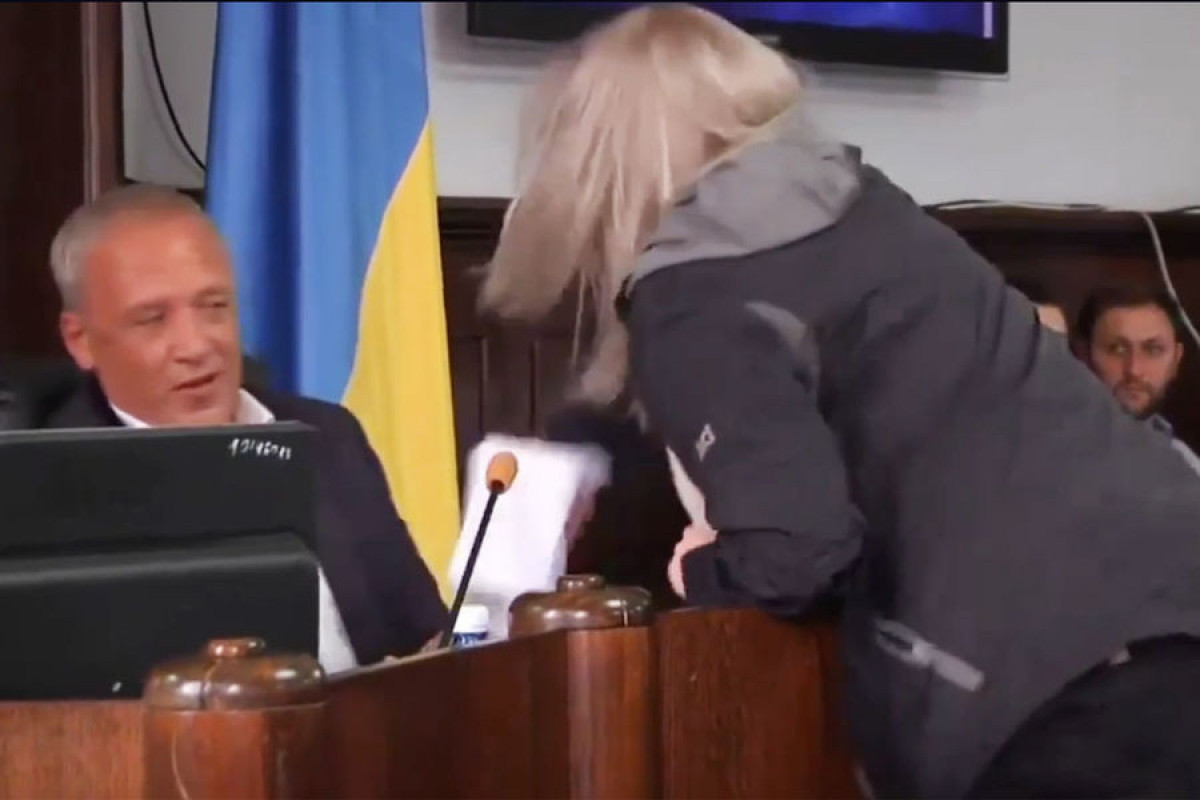 В Украине женщина напала на мэра -ВИДЕО 