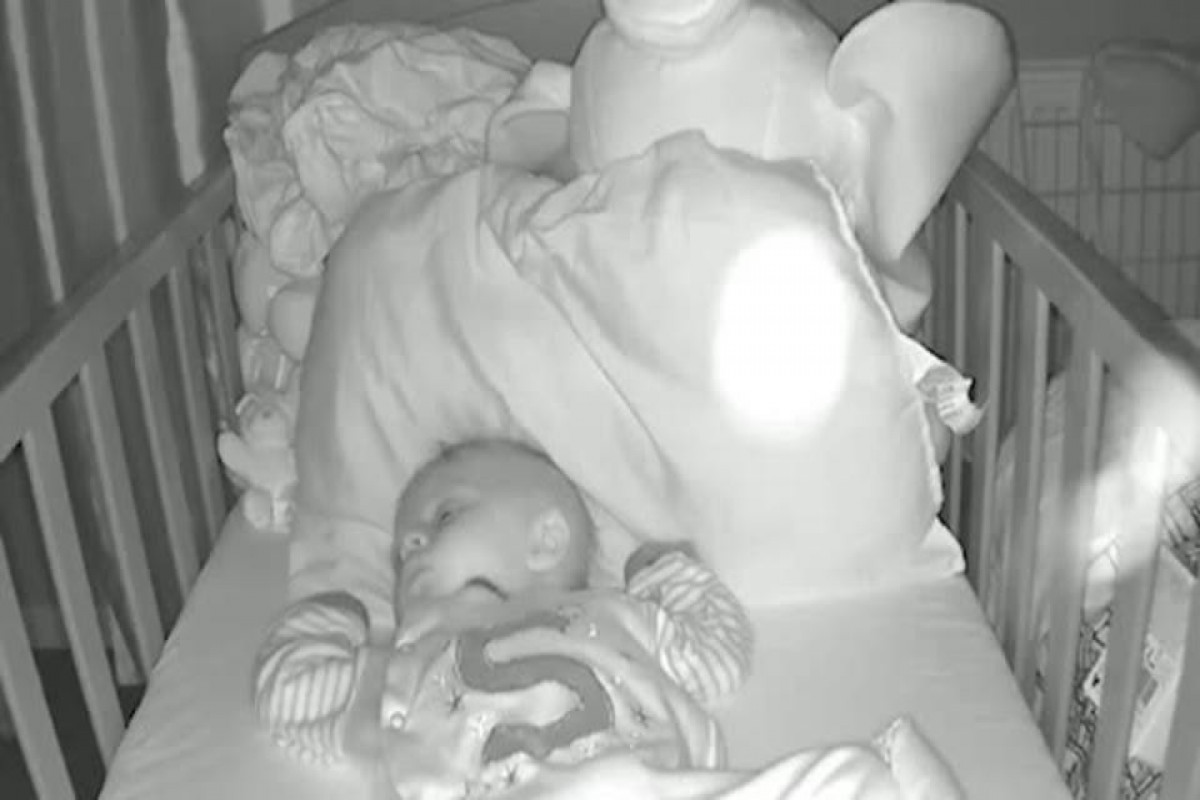 Мать увидела "призрака" на видео с ребенком в кроватке-ВИДЕО 