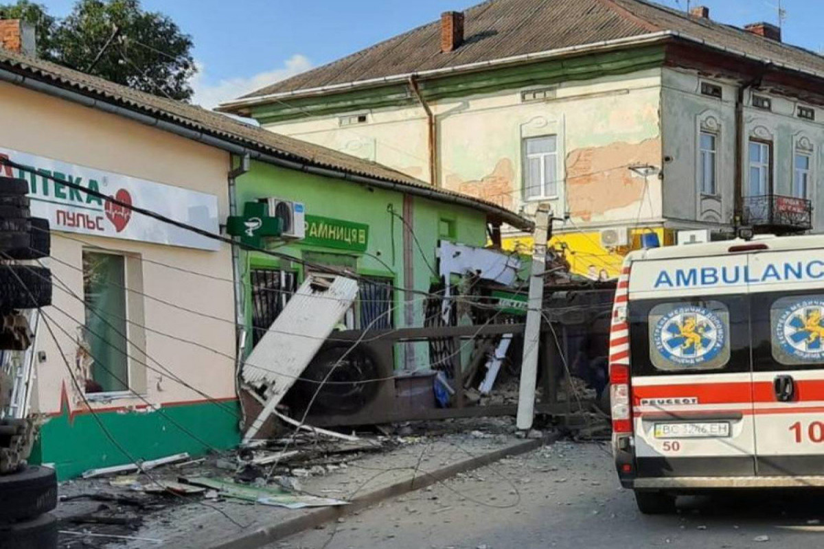 В Украине грузовик въехал в продуктовый магазин, четыре человека погибли