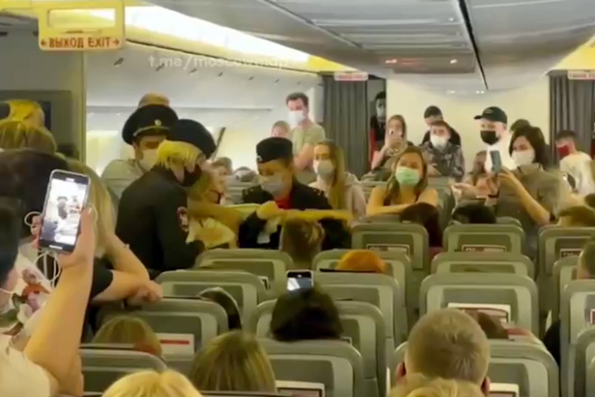 Пассажирку рейса Москва-Анталья полицейские сняли с самолета под аплодисменты