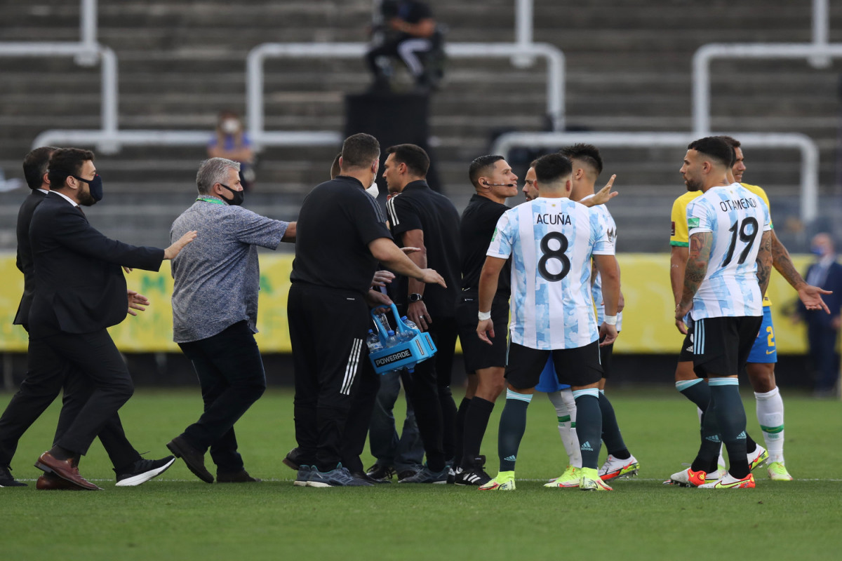 Аргентинских футболистов собирались депортировать после матча с Бразилией
