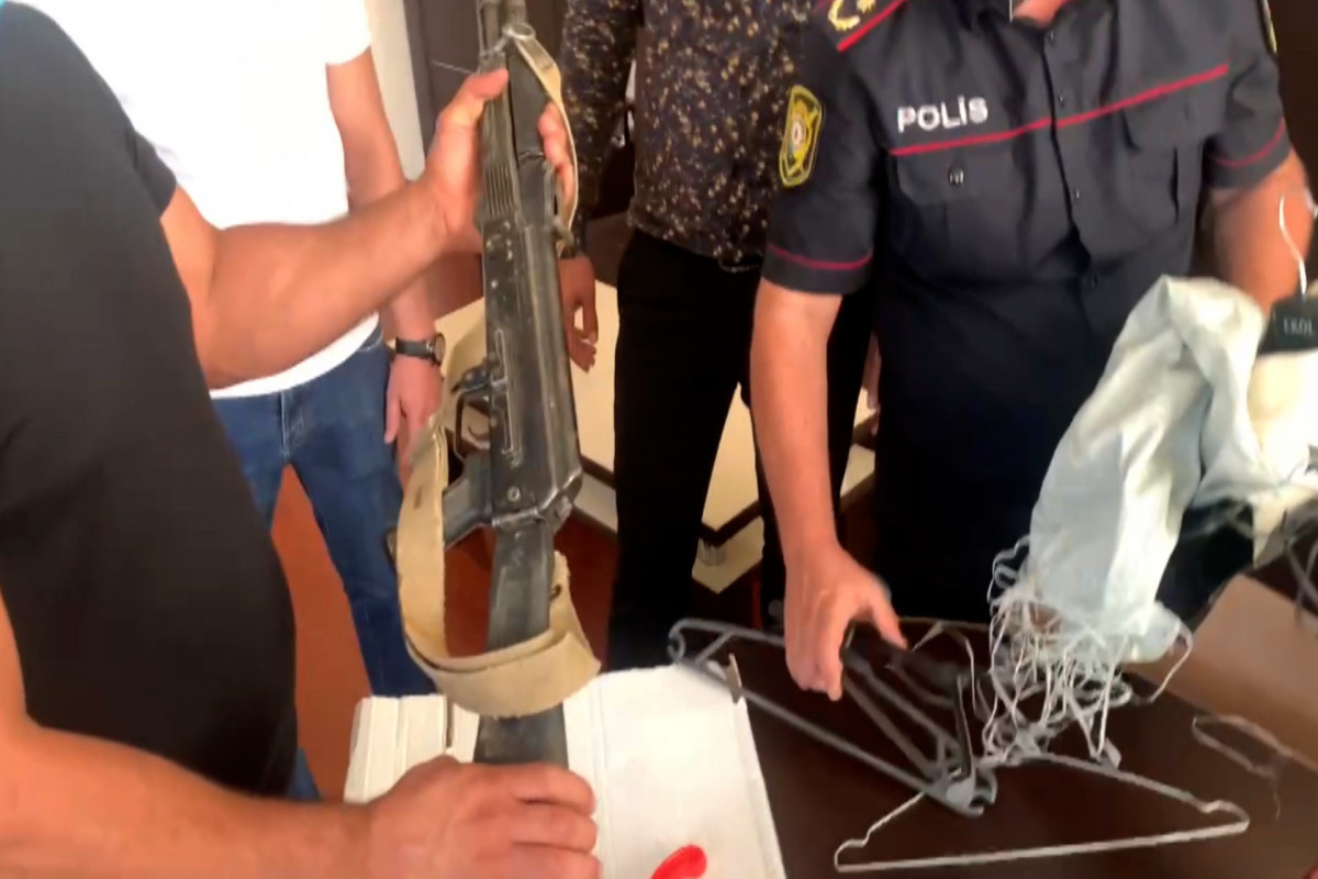 В Баку у ранее судимого человека обнаружили автомат Калашникова-ВИДЕО 