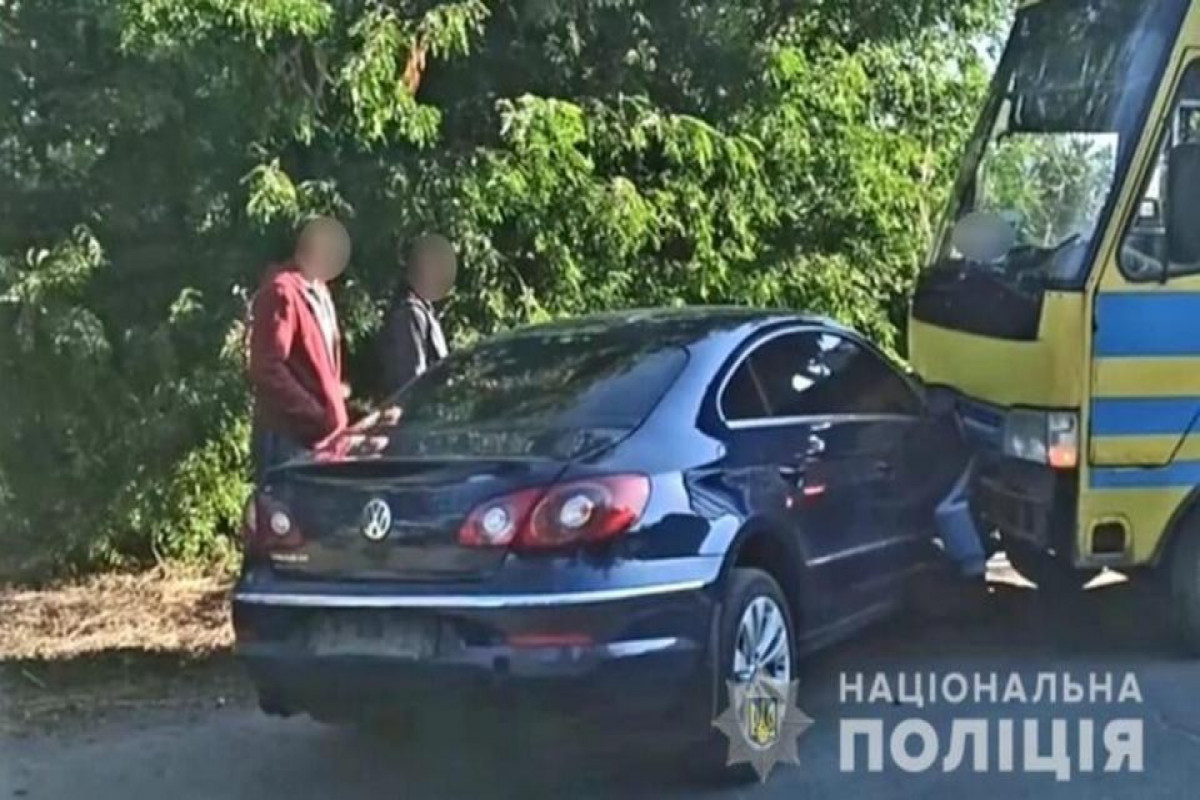 Мэр украинского города протаранил автобус с детьми