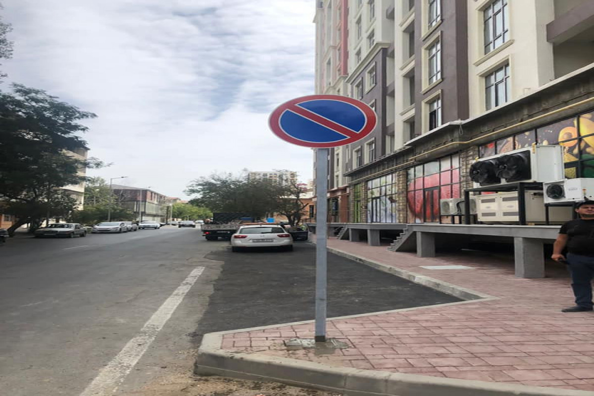 Дожили: строительная компания «оккупировала» тротуар в Баку, установив свои правила – ФОТОФАКТ   