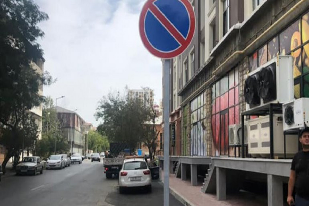 Дожили: строительная компания «оккупировала» тротуар в Баку, установив свои правила – ФОТОФАКТ   