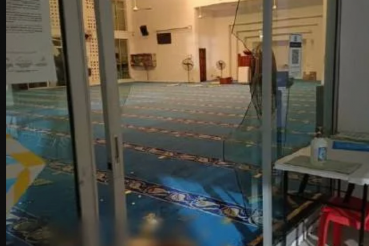 Мужчина в ярости разбил дверь мечети и умер