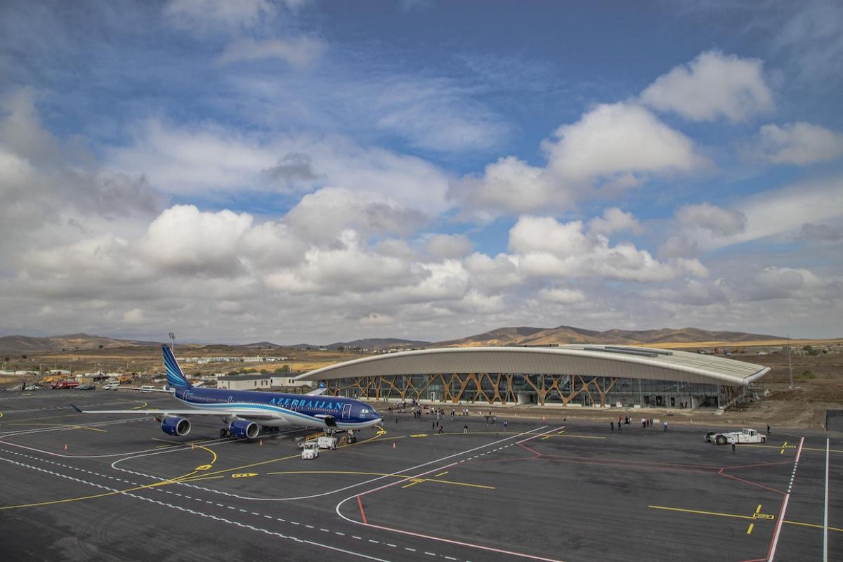 Первый пассажирский самолет, прибывший в новый азербайджанский аэропорт Физули