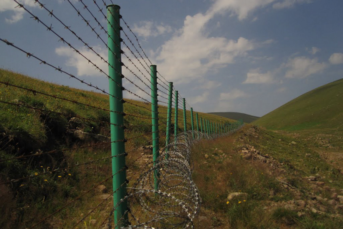 Азербайджанские пограничники открыли огонь по нарушителям границы