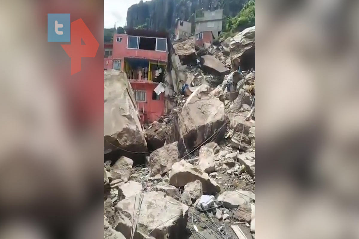 Рухнувшая скала раздавила дома с людьми в Мексике-ВИДЕО 