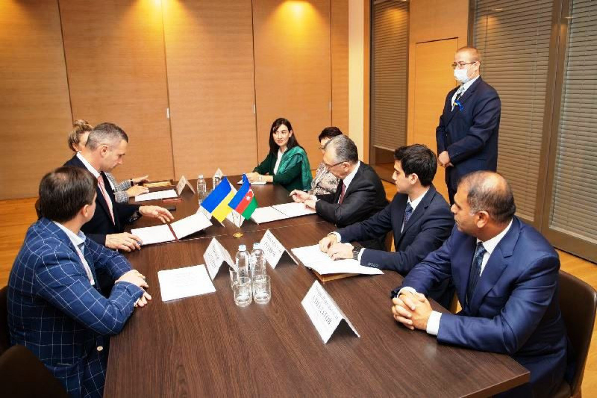 Подписан протокол о намерении установления побратимских отношений между Баку и Киевом