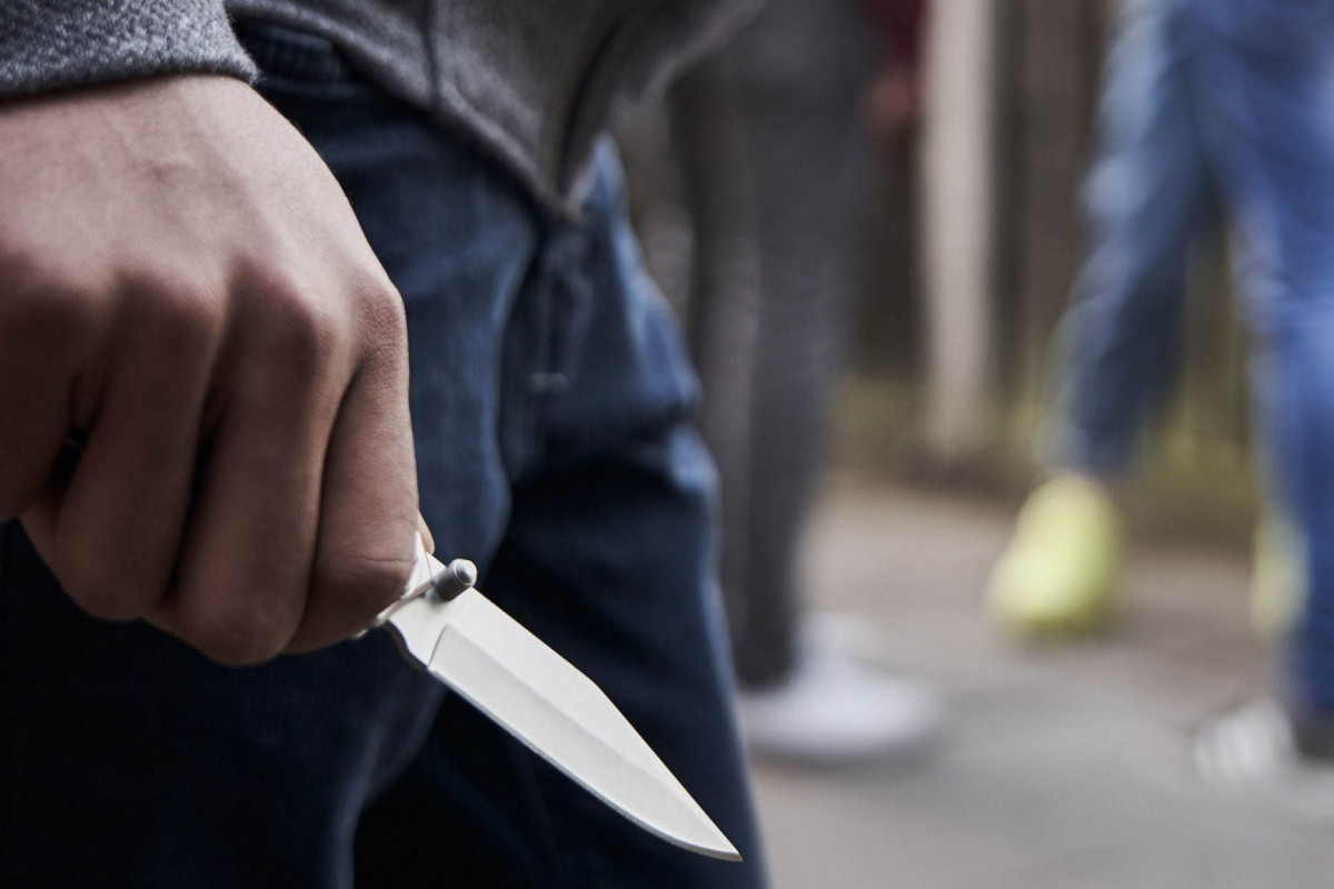 В Баку мужчина ранил ножом жену