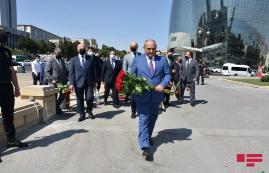 Представители политических партий посетили Мемориал турецким воинам в Баку