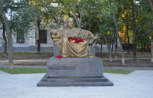 Памятник Низами Гянджеви