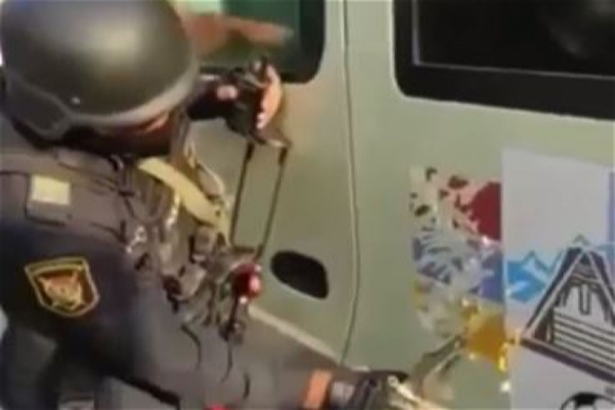 <span ><b>Азербайджанский полицейский сдирает флаг несуществующей «НКР» − ВИДЕО </b> 