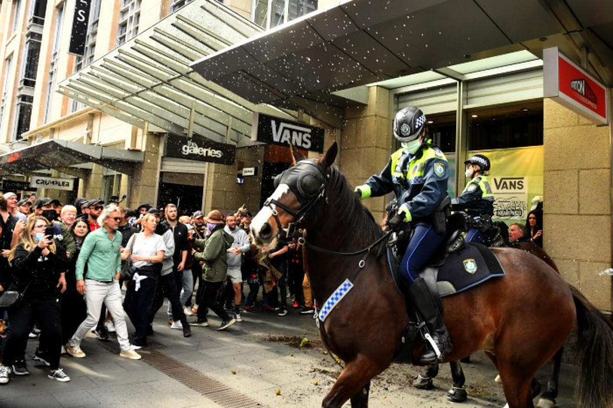 В Мельбурне на акции против COVID-ограничений произошли беспорядки