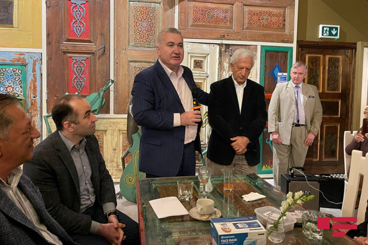 Посол Элин Сулейманов провел встречу с проживающими в Лондоне азербайджанцами