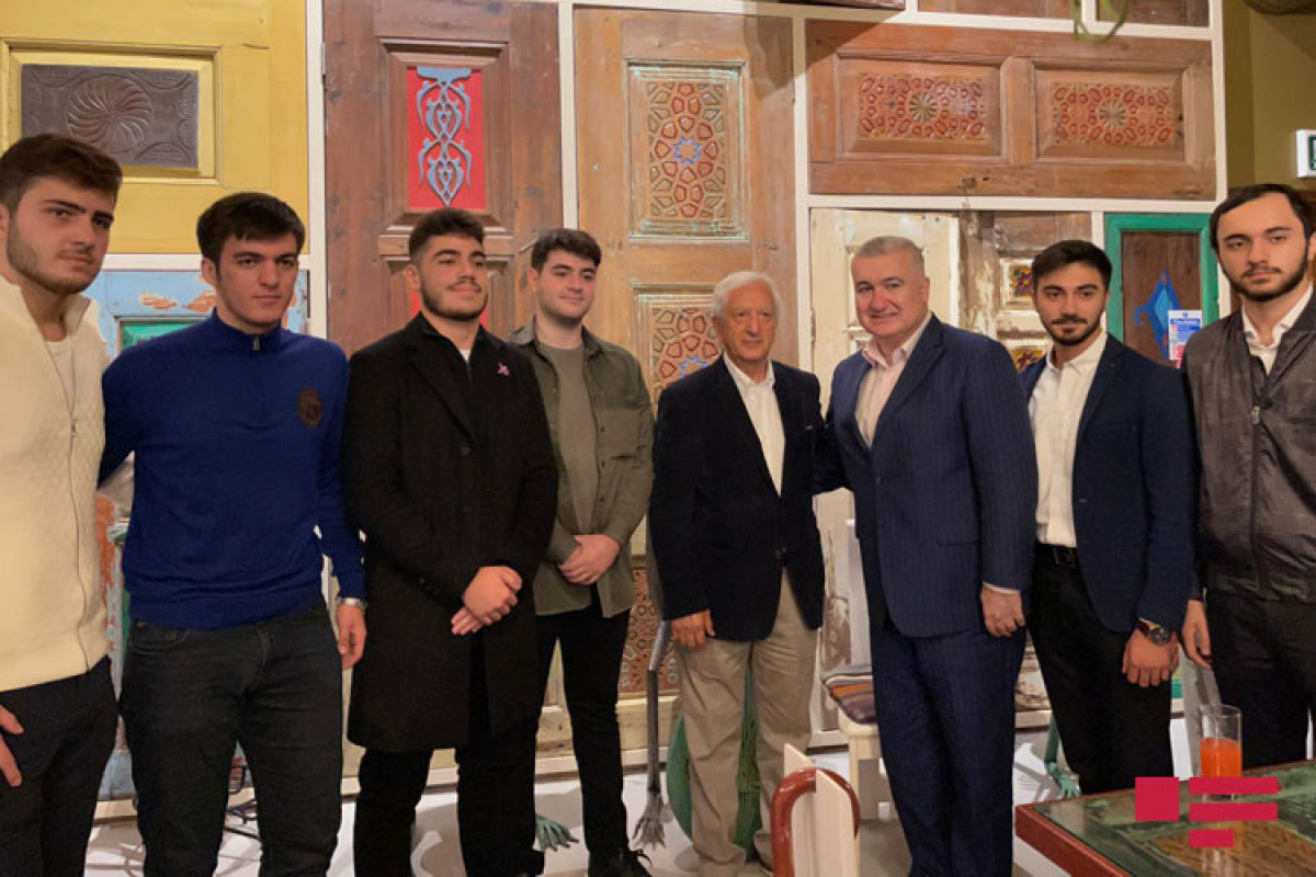 Посол Элин Сулейманов провел встречу с проживающими в Лондоне азербайджанцами