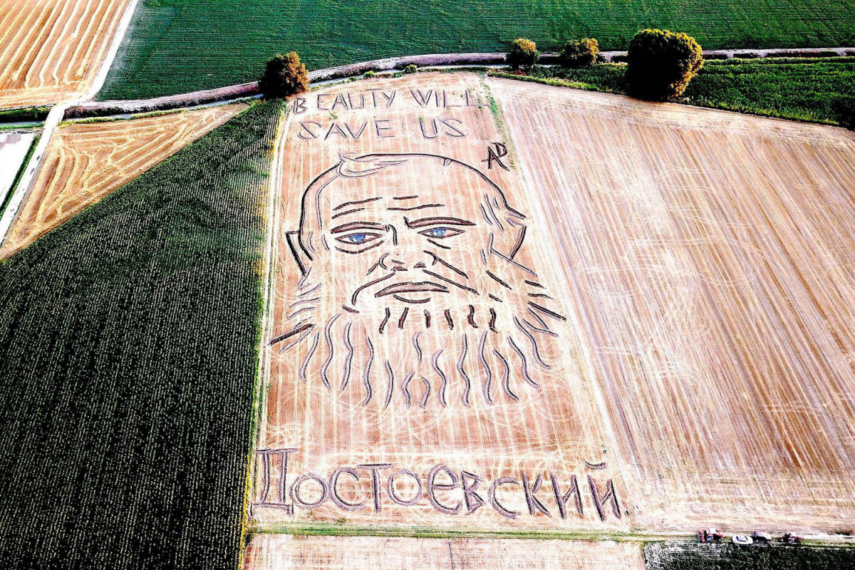 Итальянский тракторист изобразил Достоевского на поле с пшеницей
-ФОТО 