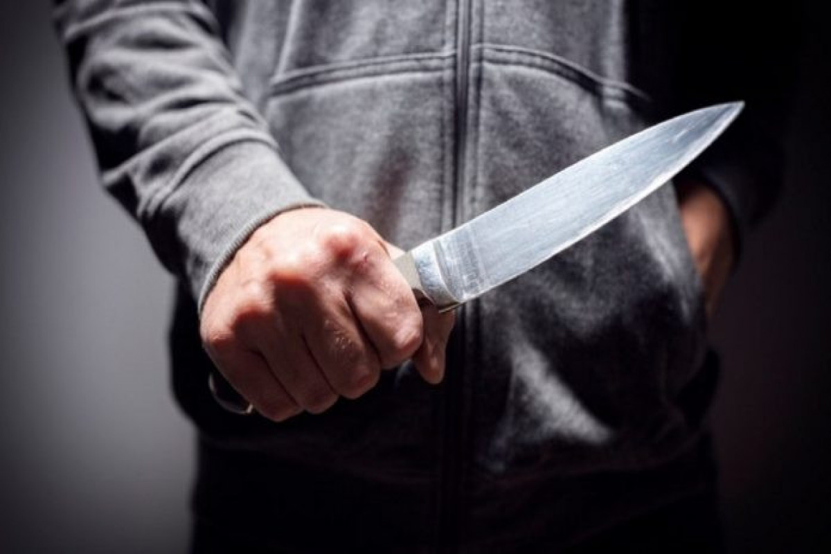 В Баку зять жестоко избил тещу и тестя, затем нанес по несколько ударов ножом каждому
