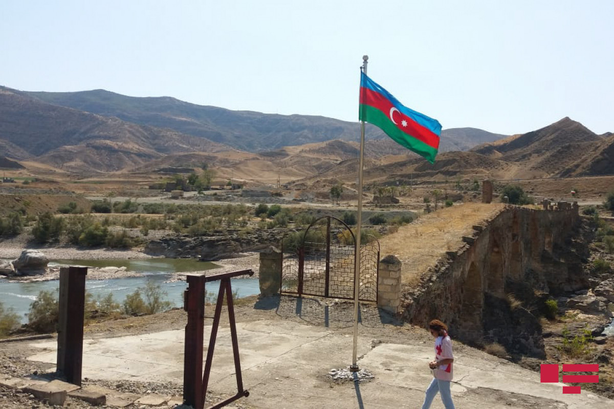 Грузинские журналисты побывали на Худаферинских мостах и осмотрели развалины села-ФОТО 
