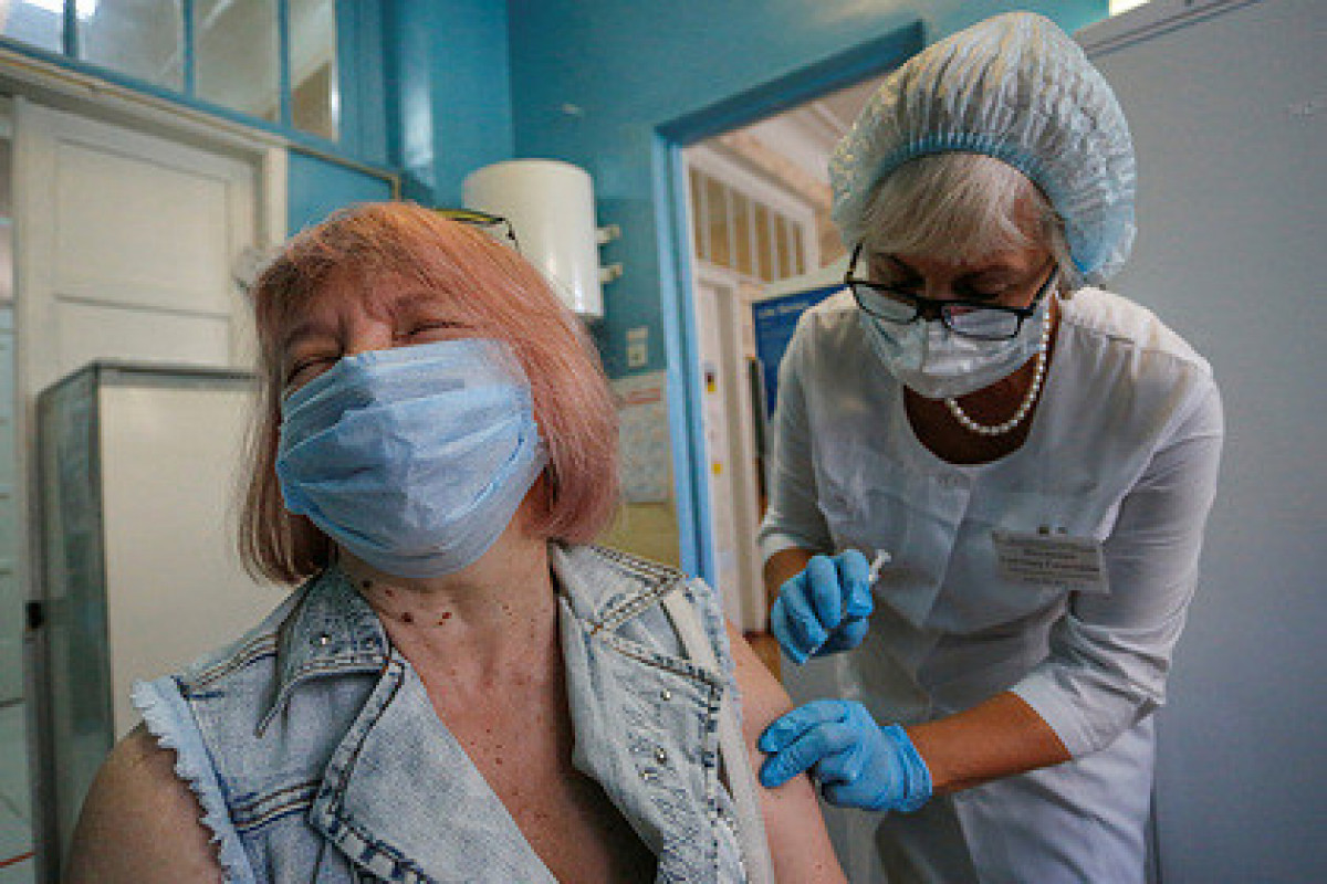 В Украине пообещали школам миллион за 100-процентную вакцинацию сотрудников