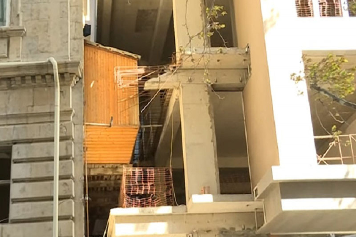 Дожили и до этого: балкон старого здания в центре Баку находится... внутри нового здания – ВИДЕО 