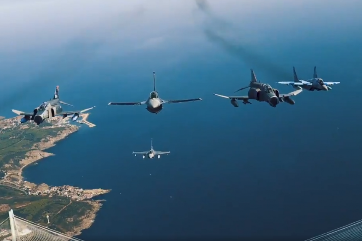 Минобороны Турции распространило видеокадры полетов азербайджанских истребителей над Стамбулом
