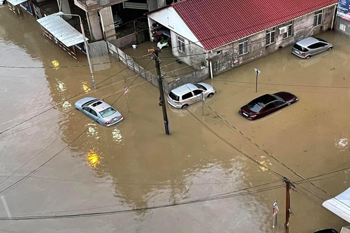 В Батуми улицы превратились в реки из-за дождей-ФОТО 