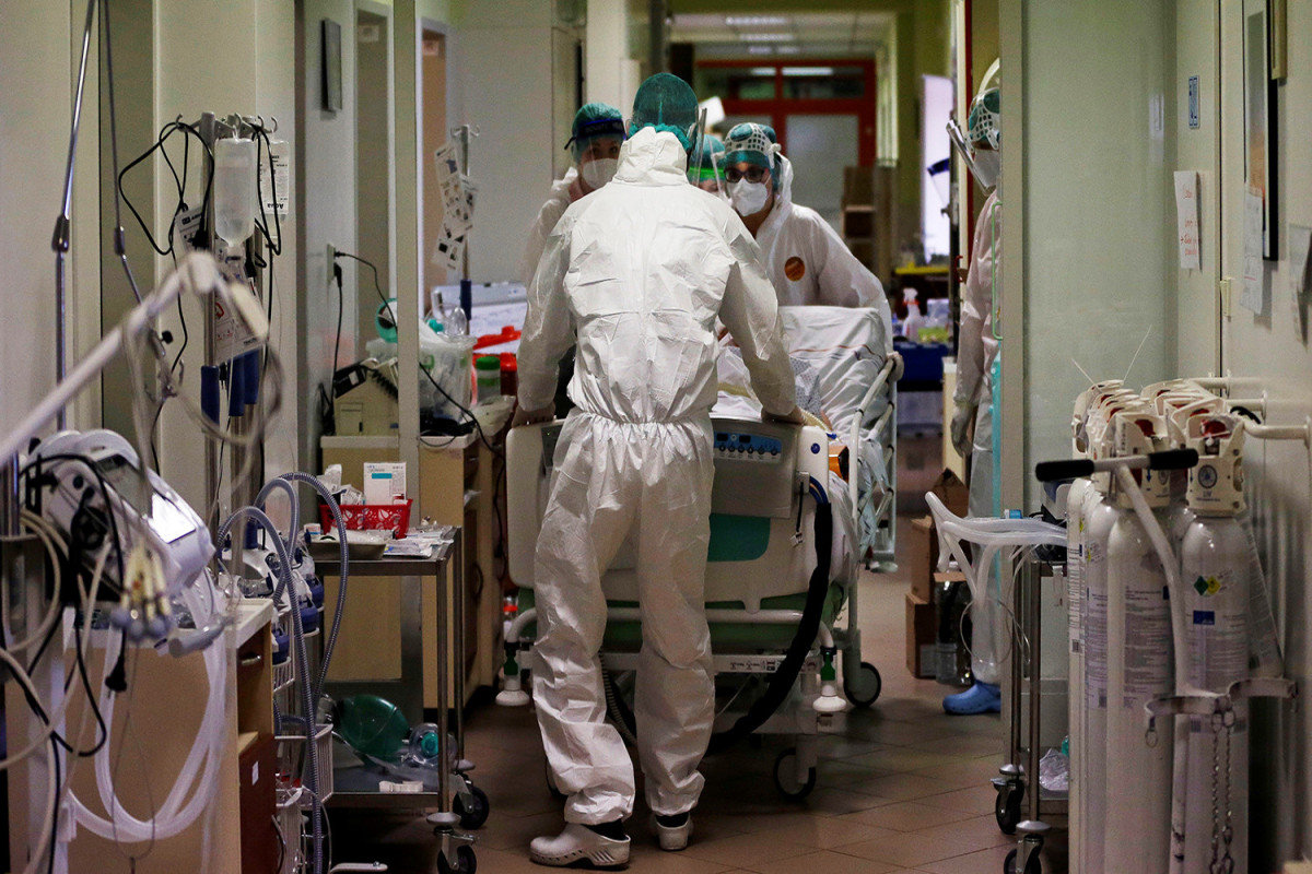 Антирекорд по числу погибших от коронавируса зафиксировали в России