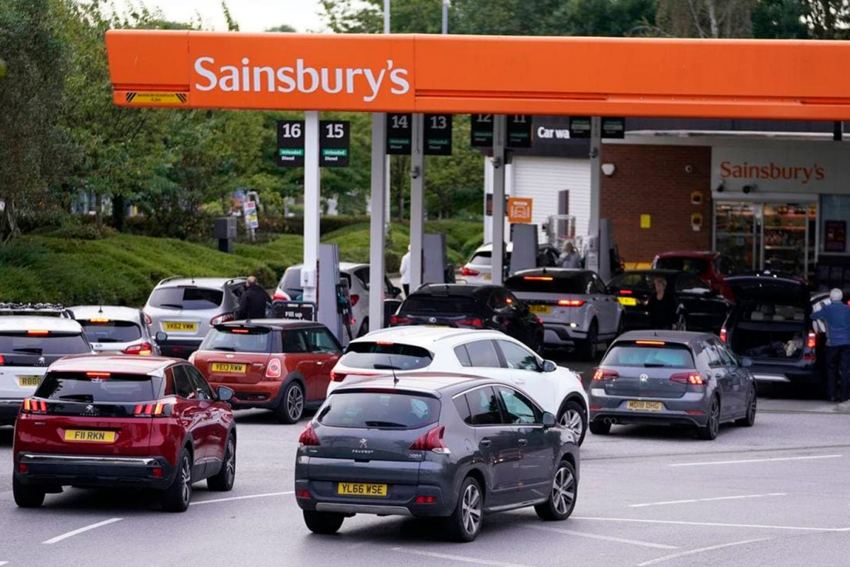 Жители Британии начали паническую скупку бензина