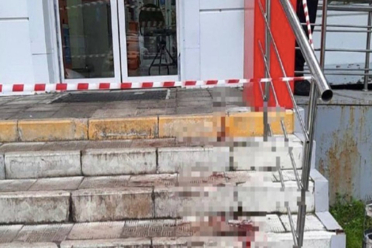 Мужчина в женской одежде с топором напал на покупателей магазина в Москве -ВИДЕО 