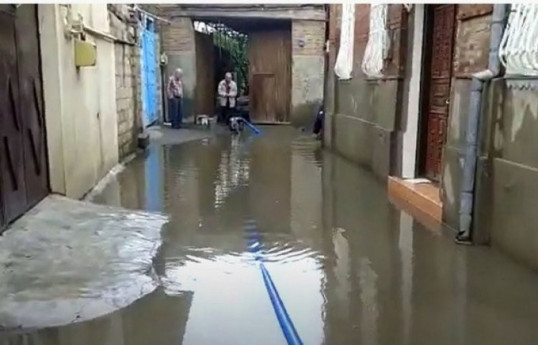 Дождевая вода затопила дома в Баку