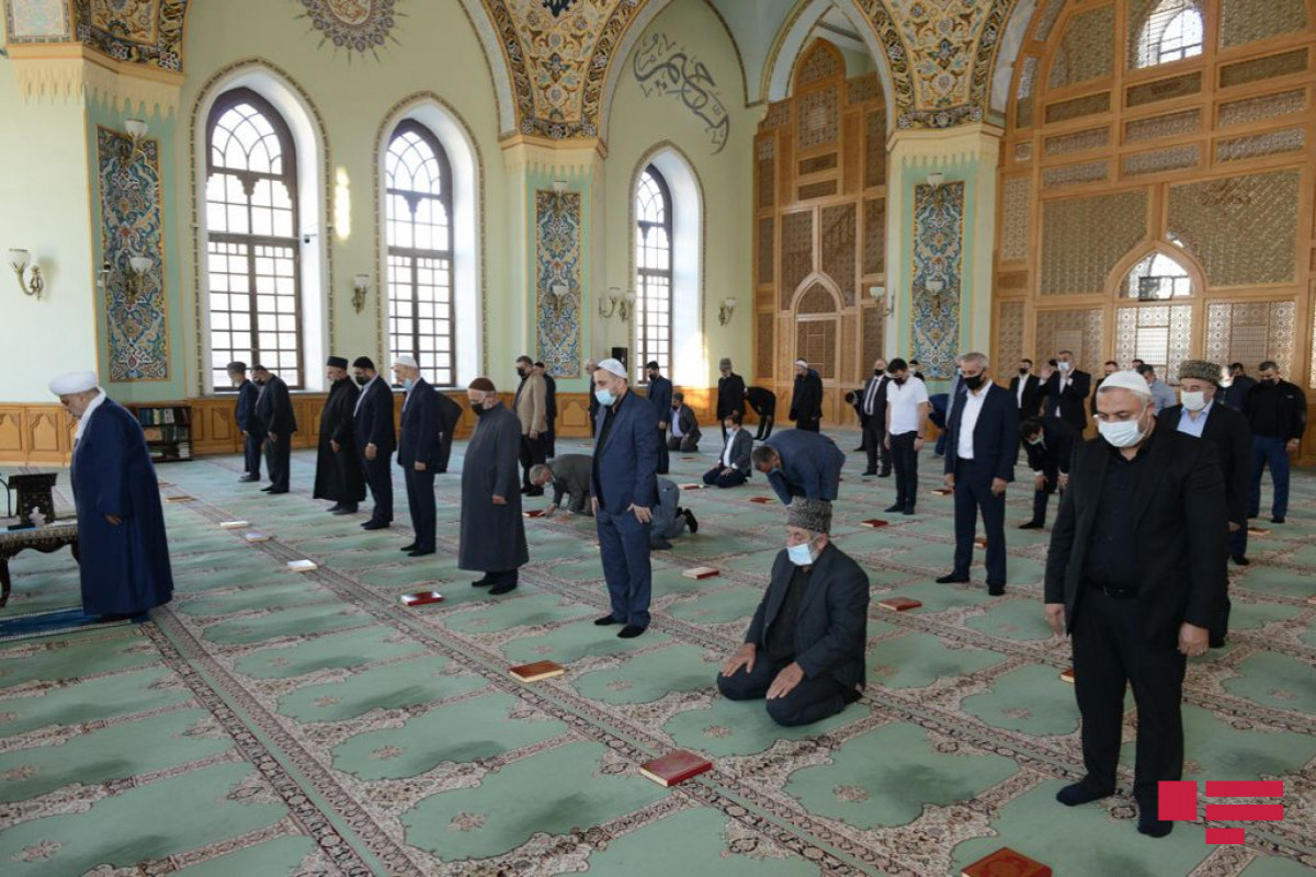 В мечети Тезепир прочитаны молитвы за упокой душ шехидов-ФОТО 