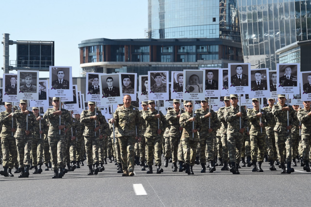 В Баку прошел марш памяти шехидов с участием Президента Ильхама Алиева и первой леди Мехрибан Алиевой-ФОТО 
