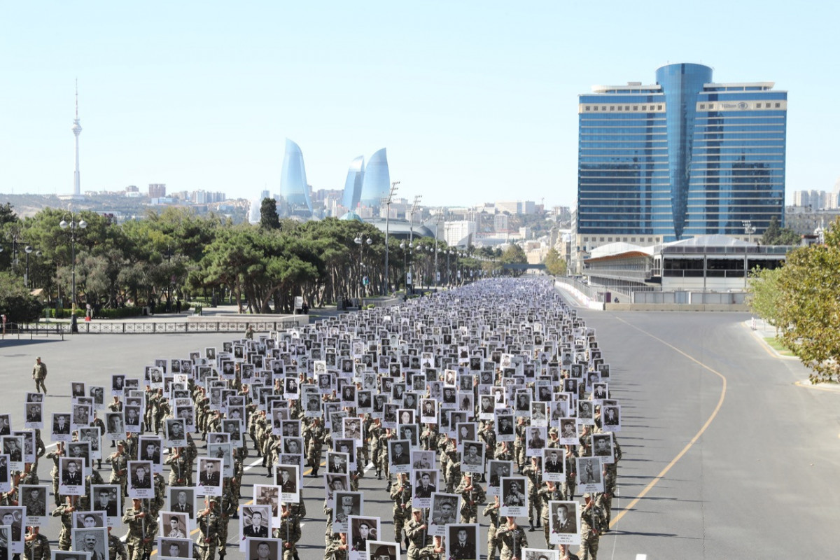 В Баку прошел марш памяти шехидов с участием Президента Ильхама Алиева и первой леди Мехрибан Алиевой-ФОТО 