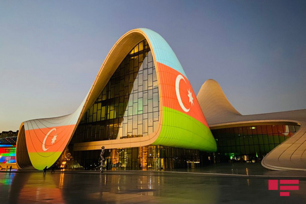 На некоторых зданиях Баку спроецирован флаг Азербайджана