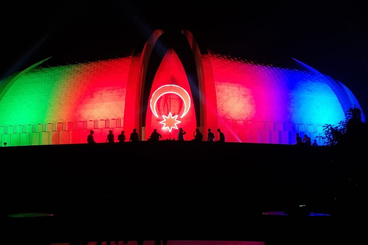В Исламабаде на «Пакистанском монументе» спроецирован флаг Азербайджана