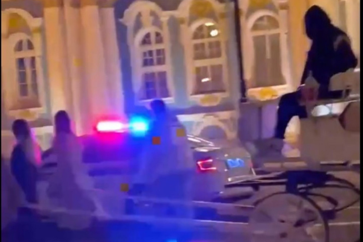 Трех девушек запрягли в карету вместо коней в центре Петербурга-ВИДЕО 