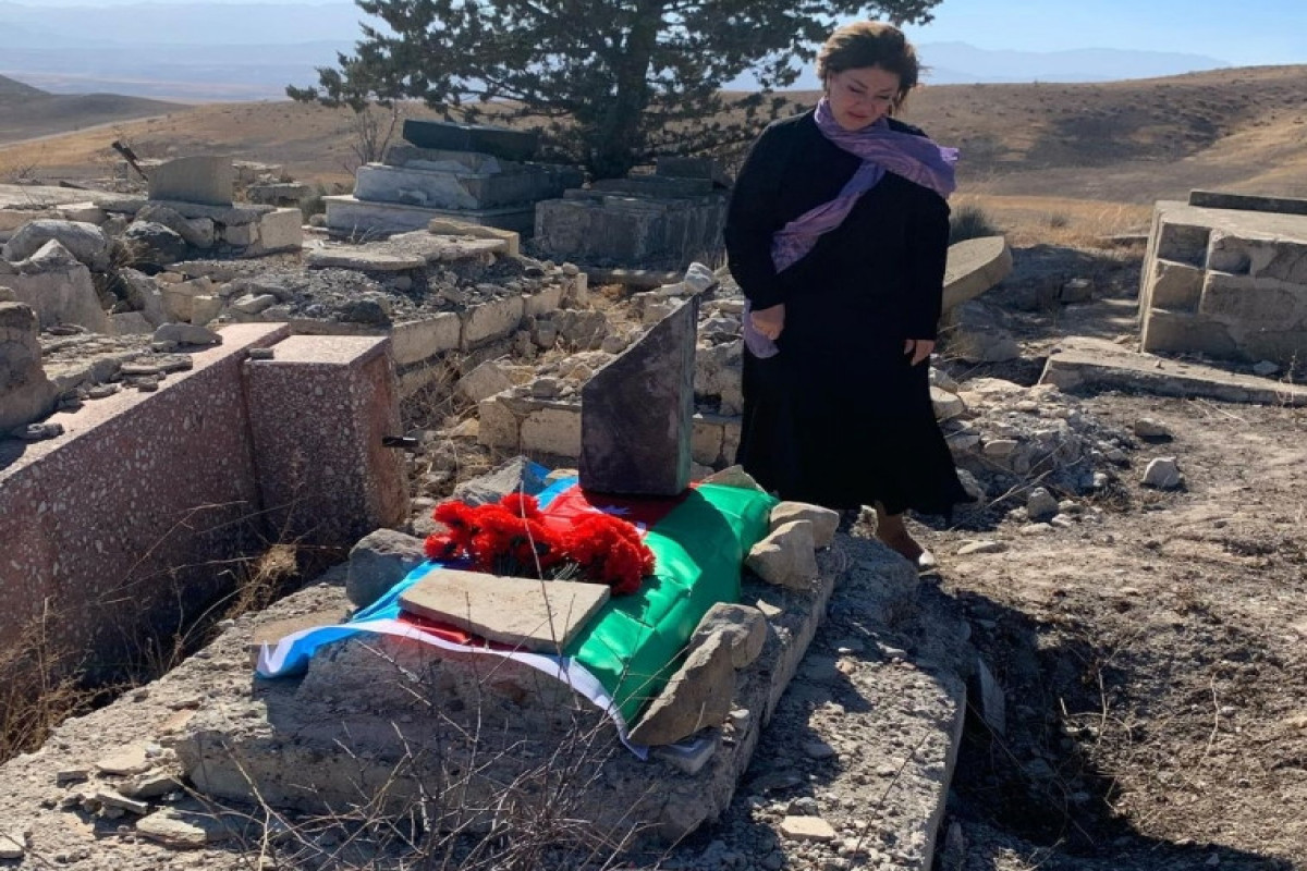 Известная азербайджанская певица нашла могилу своего мужа в Карабахе cпустя 30 лет – ФОТО 