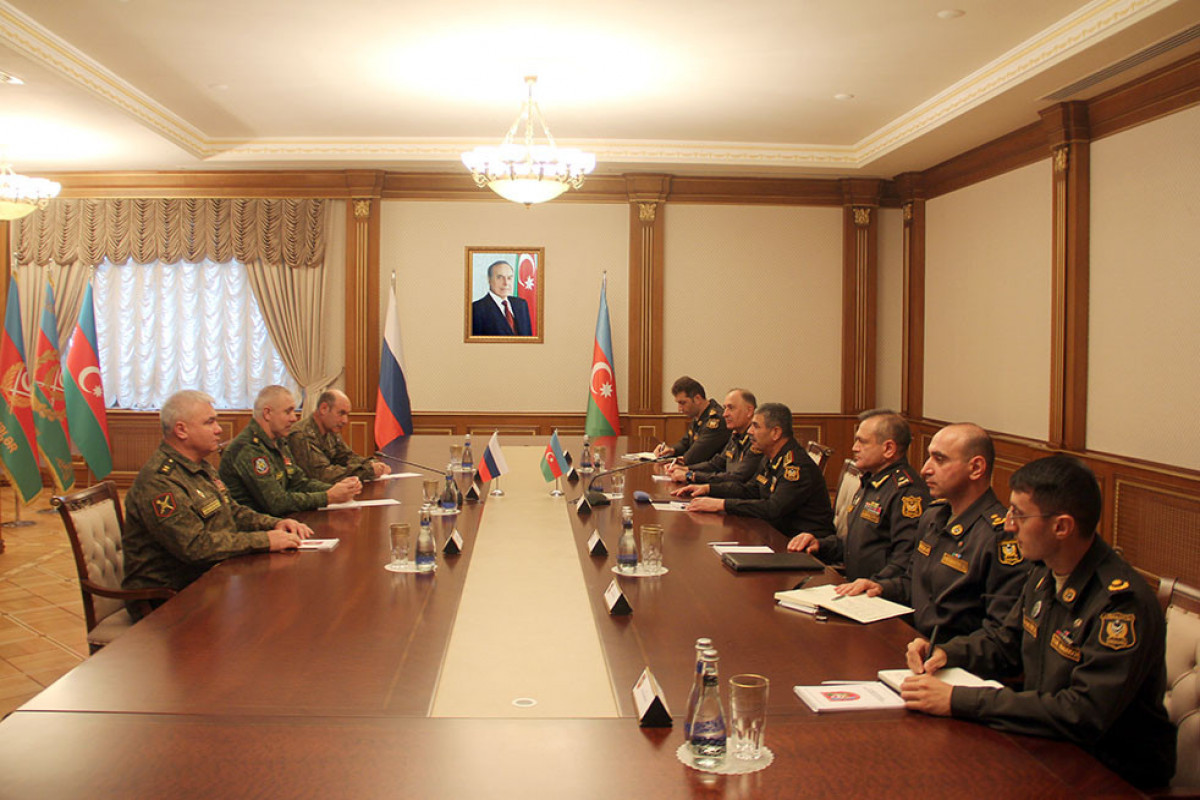 Министр обороны Азербайджана встретился с новым командующим российских миротворцев