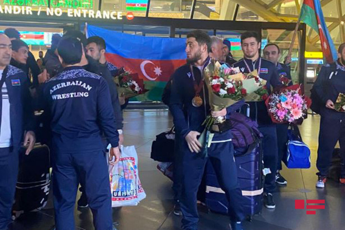 Сборная Азербайджана по вольной борьбе вернулась на Родину-ФОТО 