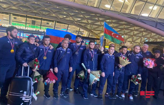 Сборная Азербайджана по вольной борьбе вернулась на Родину-ФОТО 