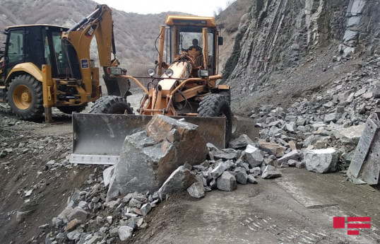 В Азербайджане разблокирована дорога, закрытая из-за схода оползня