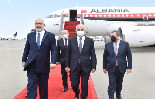 Премьер-министр Албании прибыл с визитом в Азербайджан