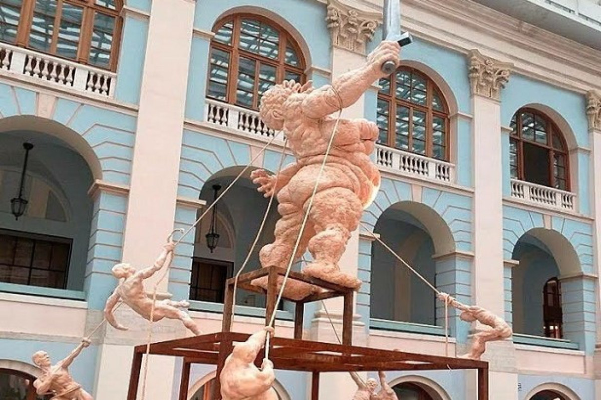 Скульптура "Большая мать" в  центре Москвы вызвала бурные обсуждения в РФ