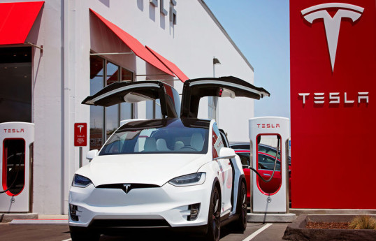 Tesla на автопилоте врезалась в реактивный самолет