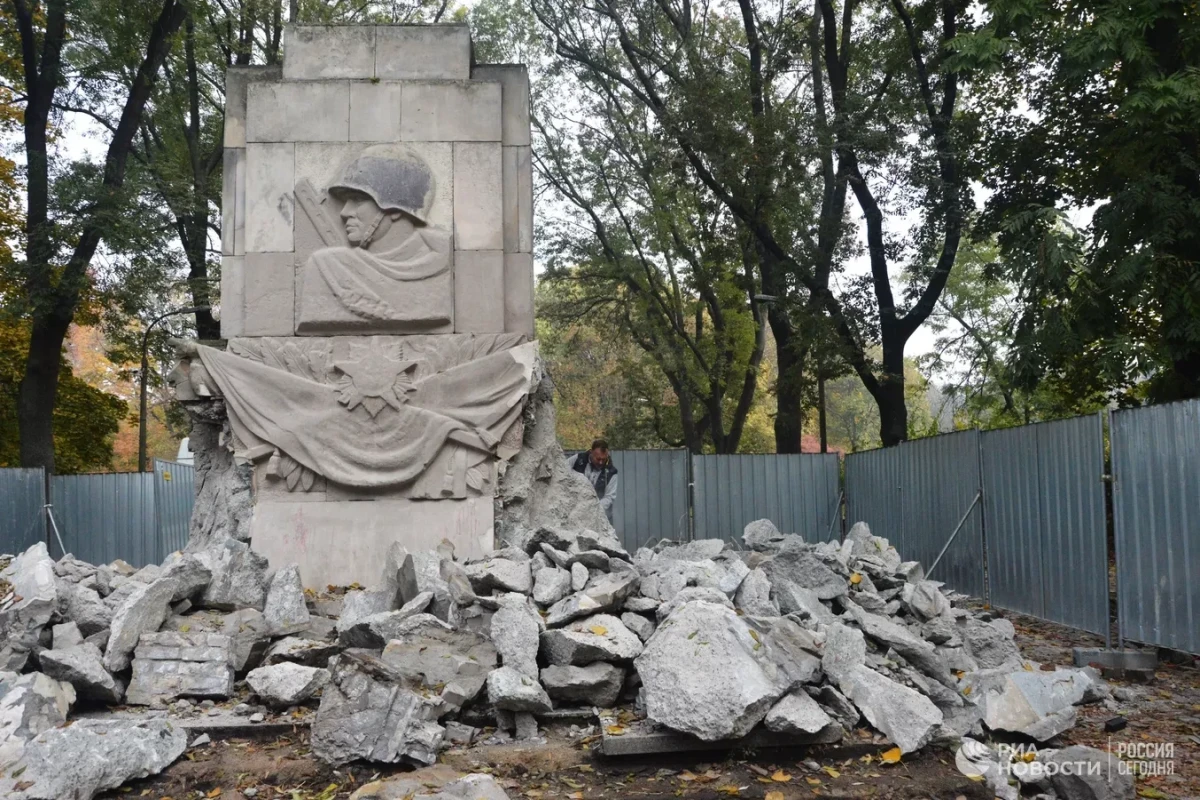 В США назвали уничтожение памятников советским солдатам в Европе глупостью