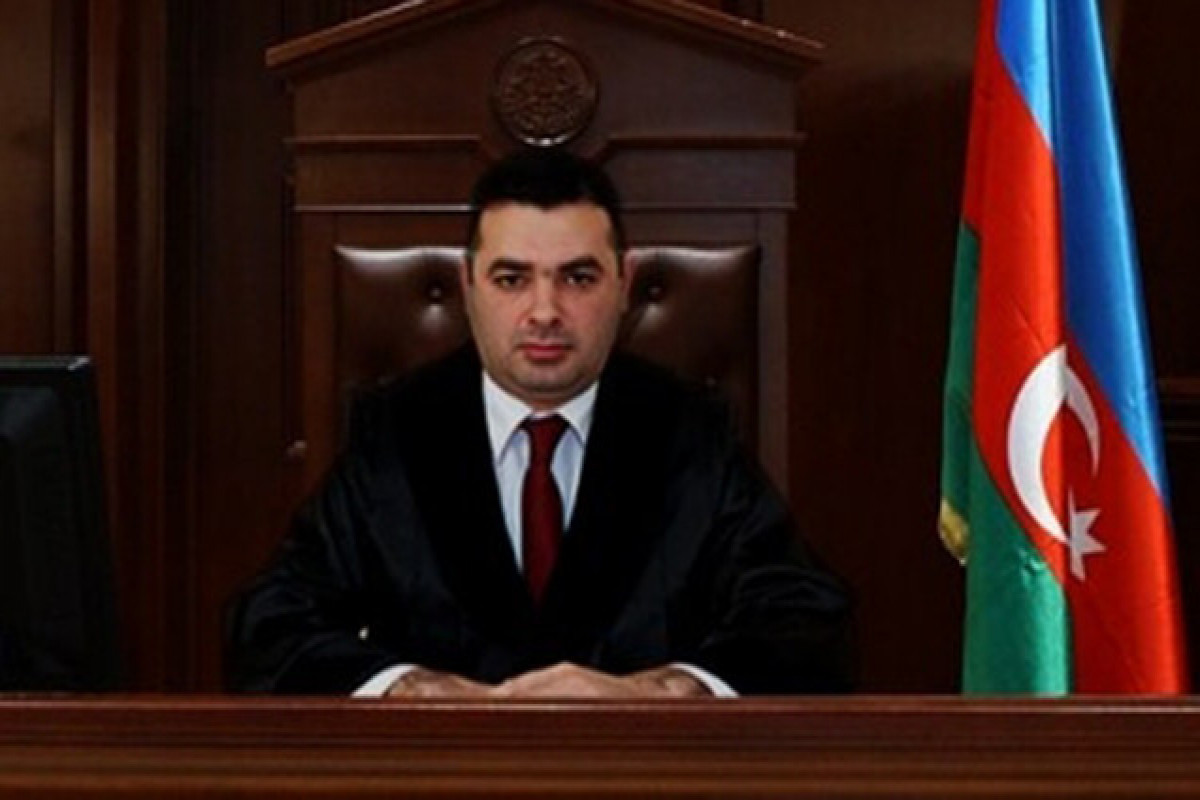 В Азербайджане мать осужденного судьи просит освободить сына 